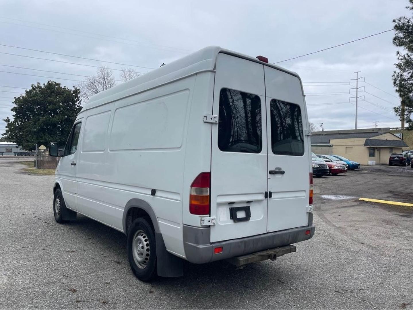 2003 WHITE /Gray Dodge Sprinter Van 2500 High Roof Short Wheelbase (WD2YD642935) with an 2.7 i5 Diesel engine, Automatic transmission, located at 5700 Curlew Drive, Norfolk, VA, 23502, (757) 455-6330, 36.841885, -76.209412 - Photo#4